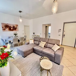 Apartment Divina Luxury With Jacuzzi Near The Lake, Como